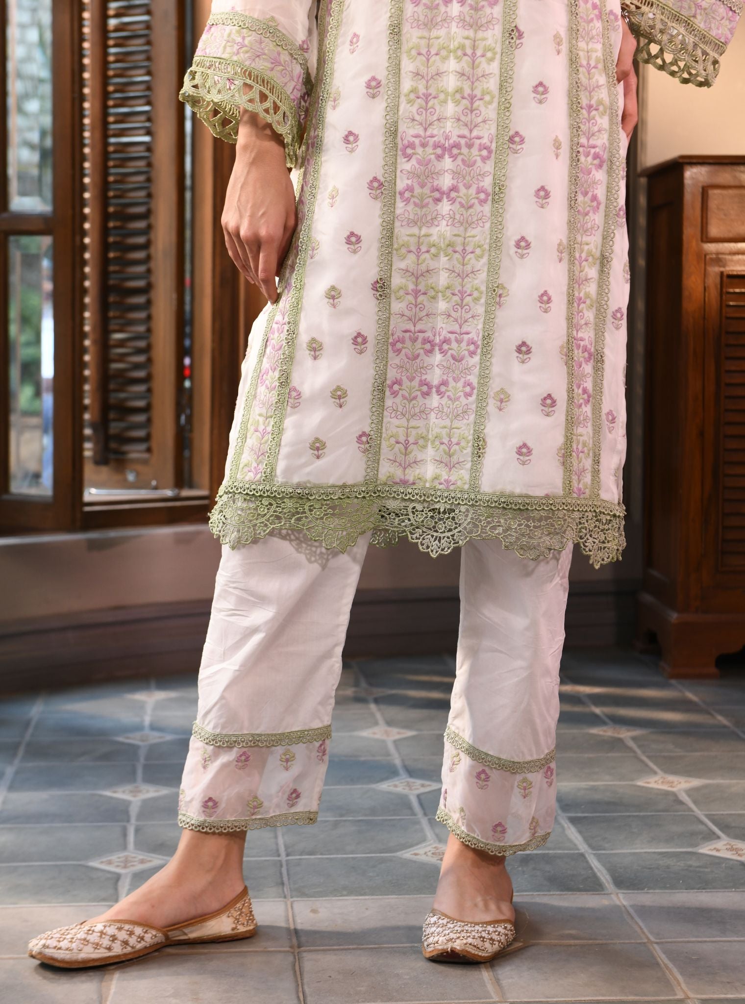 Mulmul Organza Paniz White Kurta With Mulmul Cotton Paniz White Pant