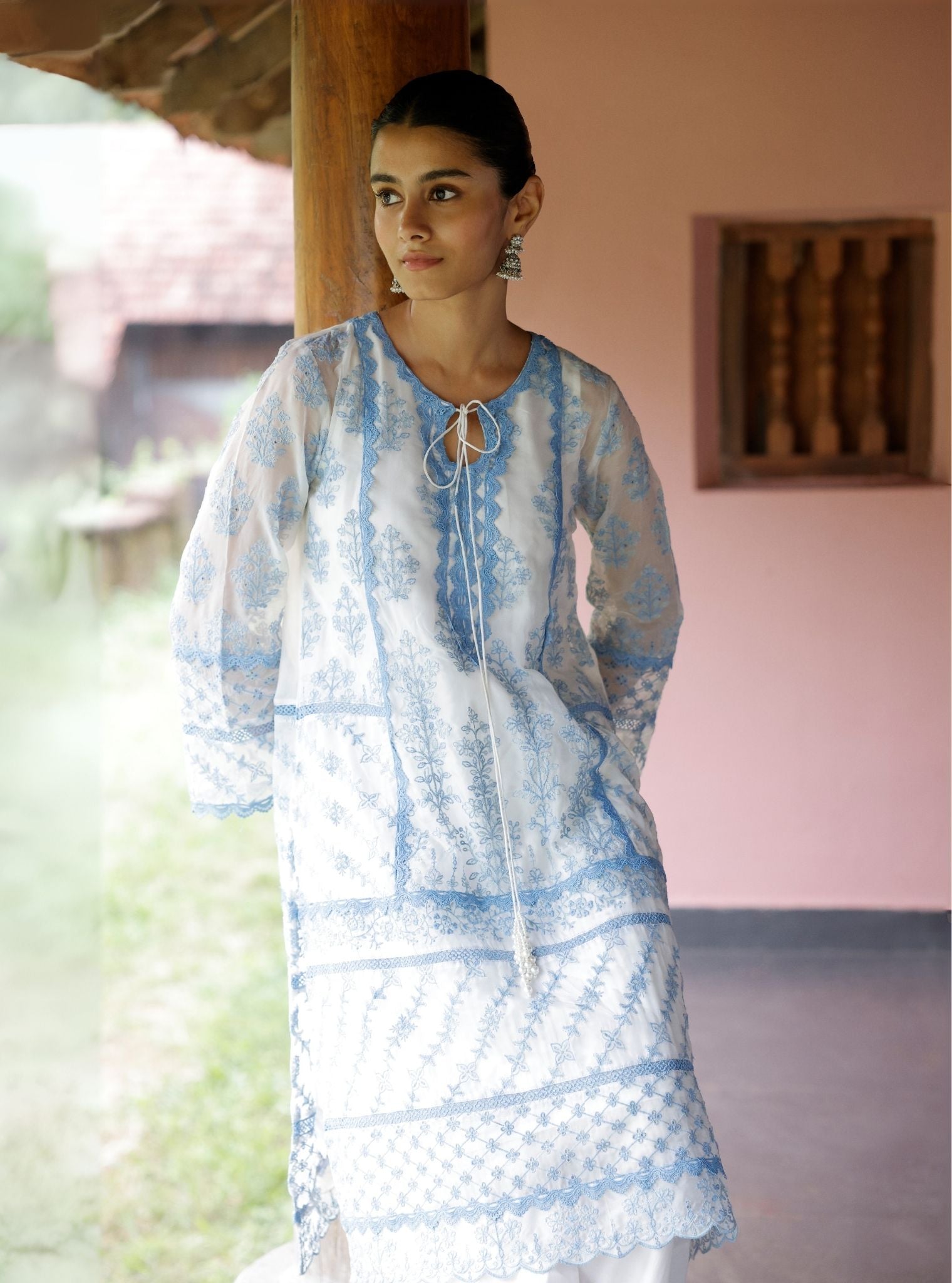 Mulmul Organza Kollam White Kurta With Mulmul Cotton Kollam White Pant