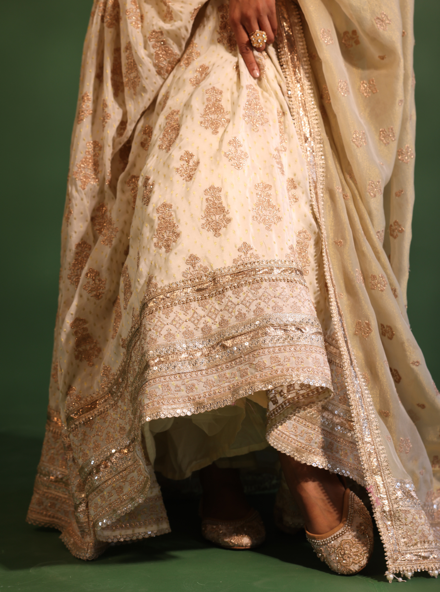 Mulmul Banarsi Rang Off White Lehenga