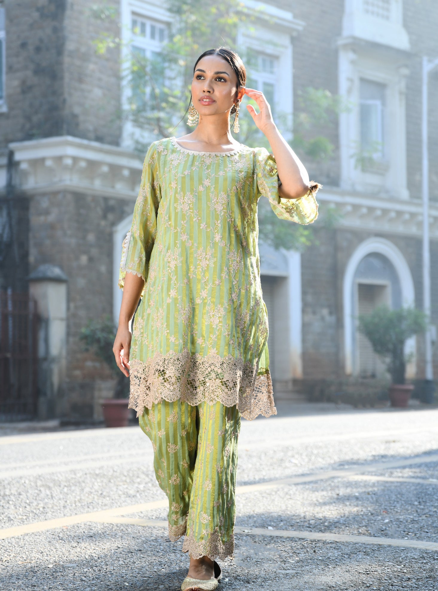 Mulmul Banarsi Paheri Green Kurta With Mulmul Banarsi Paheri Green Pant