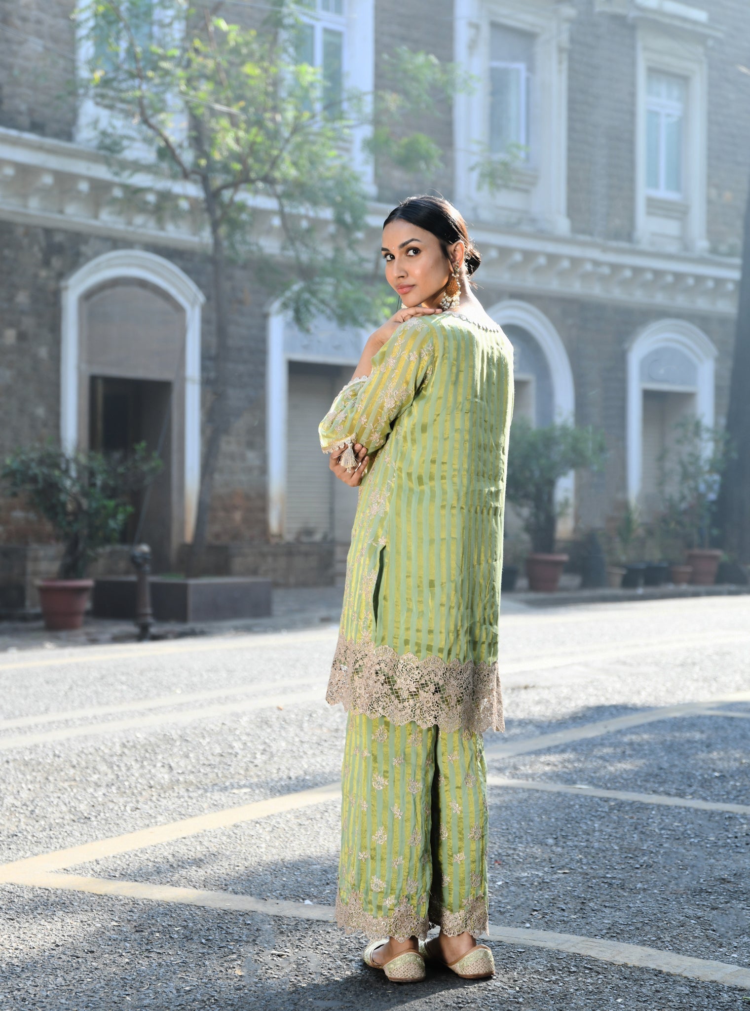 Mulmul Banarsi Paheri Green Kurta With Mulmul Banarsi Paheri Green Pant