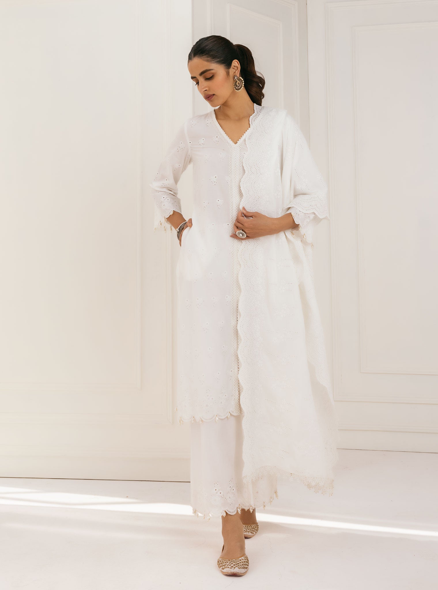 Mulmul Cotton Nitoi White Kurta With Nitoi White Palazzo