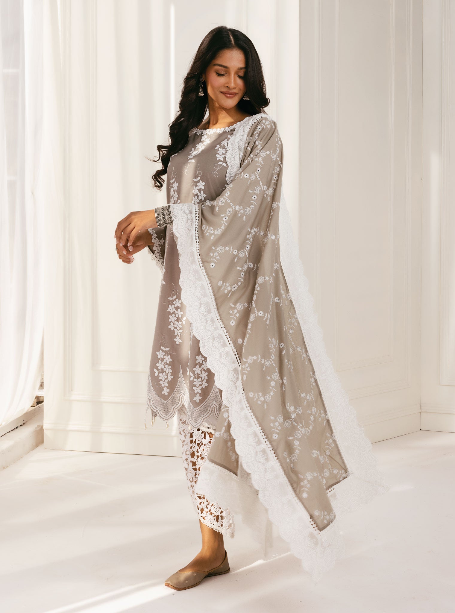 Mulmul Cotton Zuluk Grey Kurta With Tulip Lace White Pant